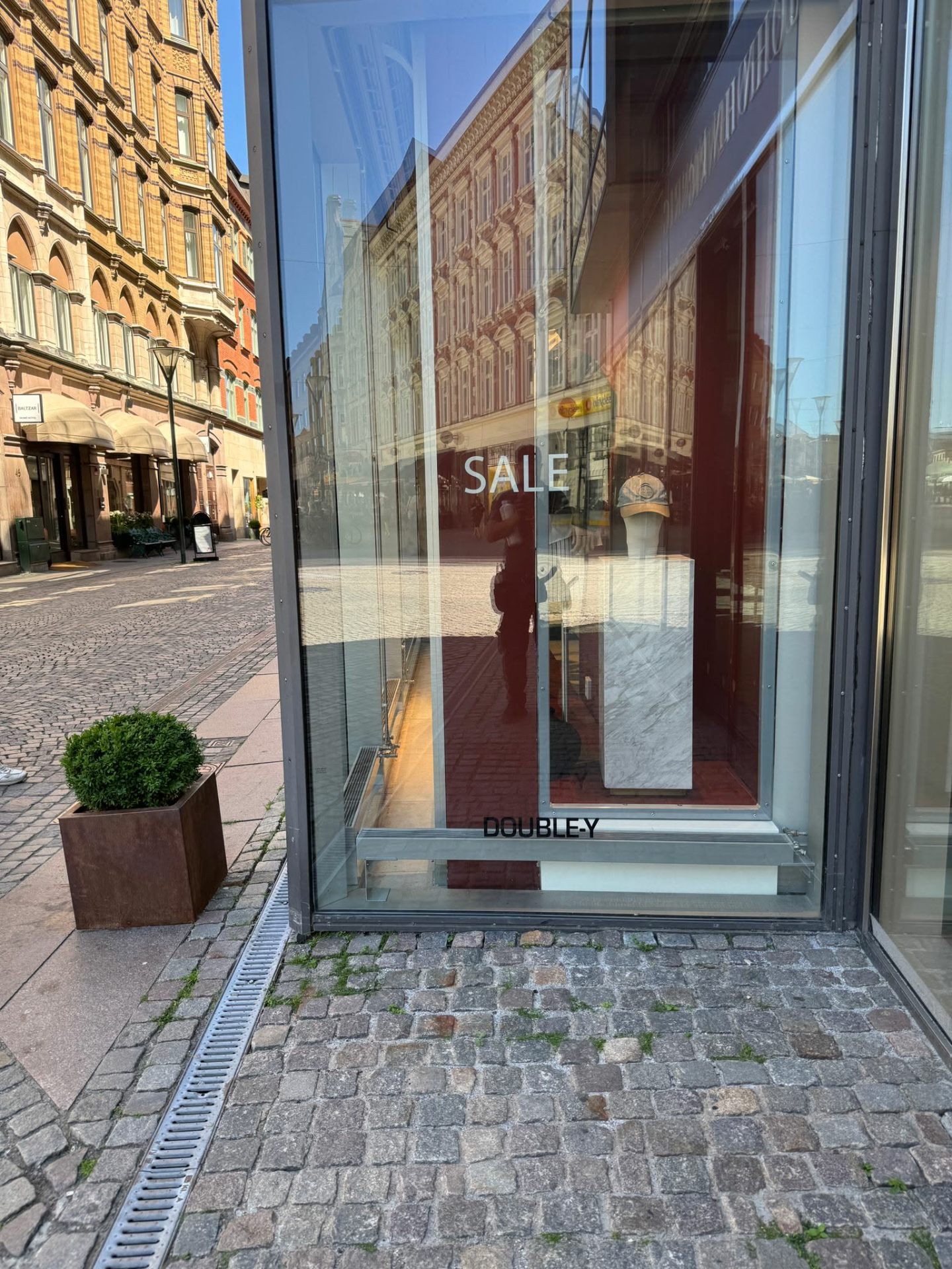Skuren butiksdekor (logo + kampanj) — Logo & SALE-dekor – Double-Y, Malmö & Lund